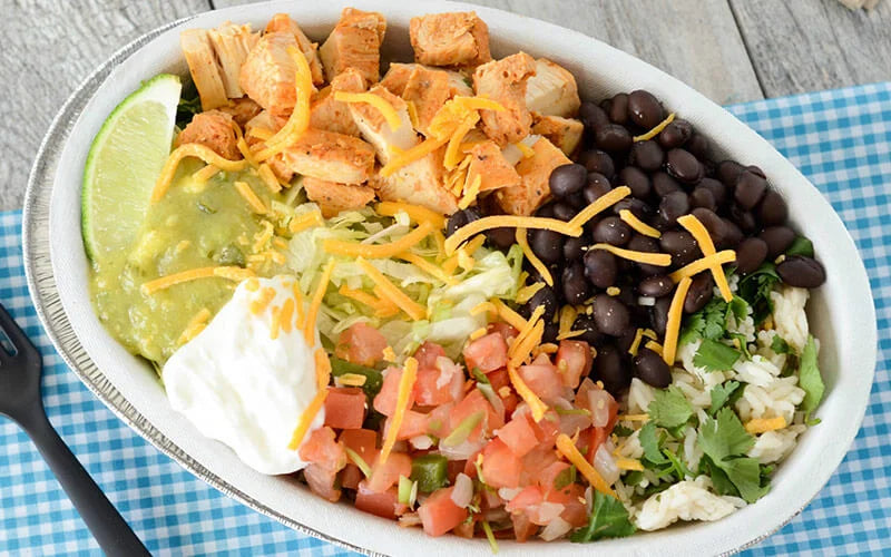 Receta de tazón de burrito de pollo alto en proteínas